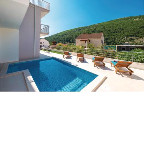 Two-Bedroom Apartment in Mokosica