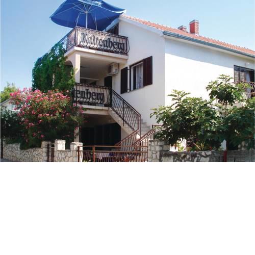 Two-Bedroom Apartment in Okrug Gornji