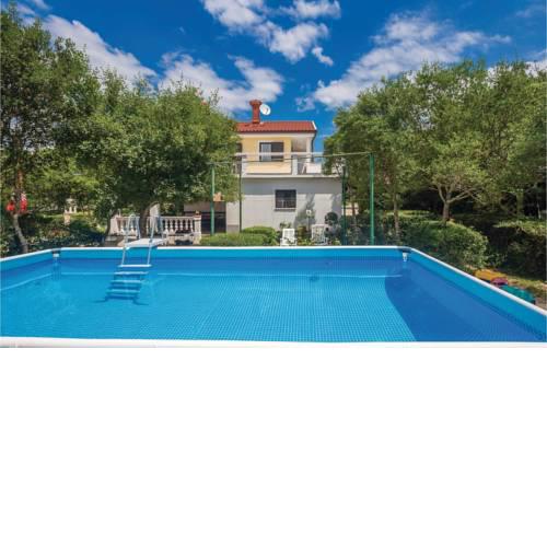 Two-Bedroom Apartment in Pinezici