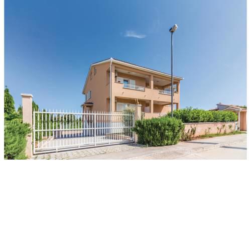 Two-Bedroom Apartment in Pula