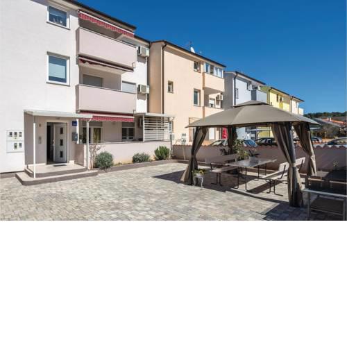 Two-Bedroom Apartment in Pula