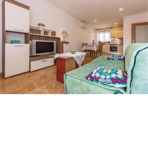 Two-Bedroom Apartment in Pula