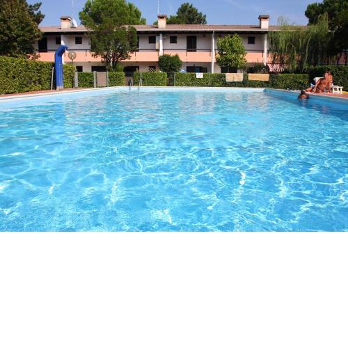 Two-Bedroom Apartment with private garden - By Beahost Rentals
