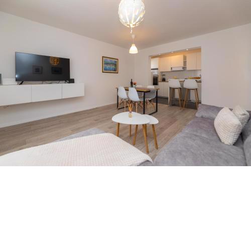 Two Flowers Luxury Apartment