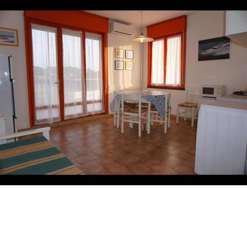 Two-room apartment with swimming pool in front of the beach