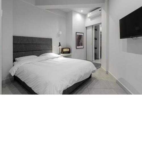 Ultimate 3 Apt Building in the Center for 15 ppl