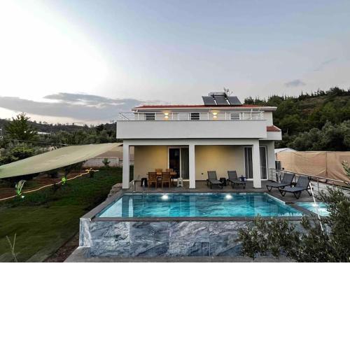 Ultra Geniş Bahçeli Jakuzili Villa