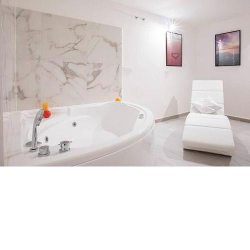 Unforgettable Split Level Jacuzzi Suite Navona - Top Collection