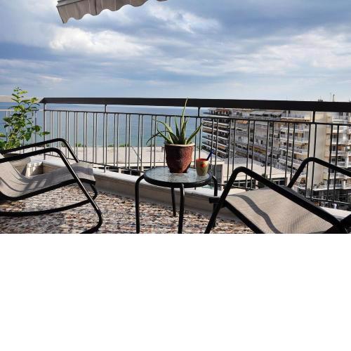 Unique flat of refined luxury and splendid views.