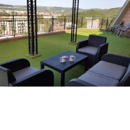 UNIQUE Studio- Great Balcony and View! FREE PARKING!