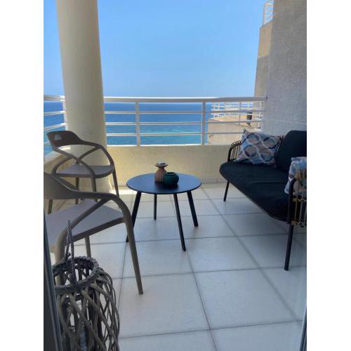 Upscale, fully renovated apartment next to the beach with direct sea view