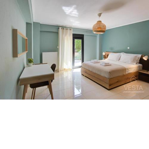 Uptown 2-level Apt, private patio & balcony with views