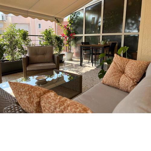 Urban Retreat: 1-bedroom with terrace in Goudi