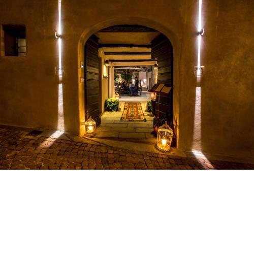 Uve Rooms & Wine Bar
