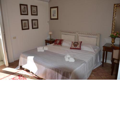 Uzeda, Doppia con bagno privato