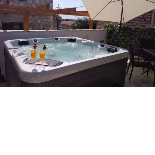 Vacation home Toma with private outdoor jacuzzi