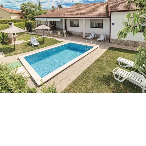 Vacation House with Pool