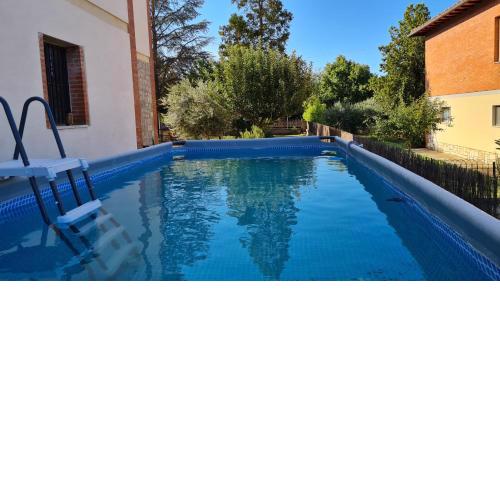 VAL D'ORCIA DELUXE, RAFFINATA CASA immersa nel verde con WiFi, giardino e parcheggio