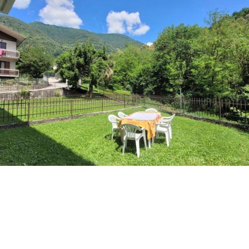 Valley Hideaway with private garden near Como lake