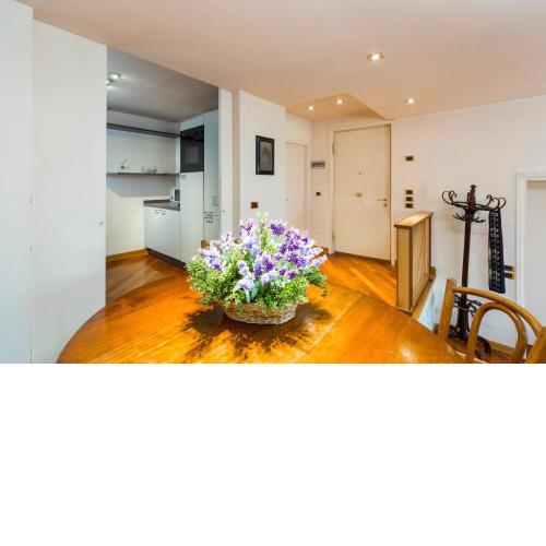 Very central apartment in historical 1600 Palace with lift within a few min walk from San Marco Square