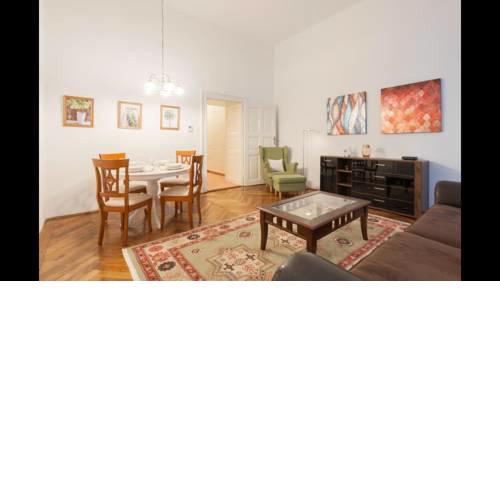 Very clean, calm, centred location, elegant apartment behind the National Museum