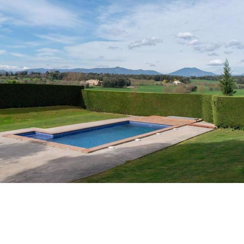 Vibranr Holiday Home in Aiguaviva with Swimming Pool