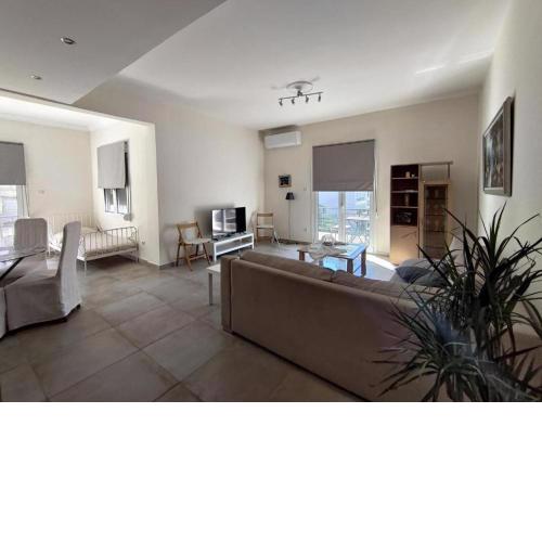 Vibrant City Oasis 2BR Apt near Metaxourgeio