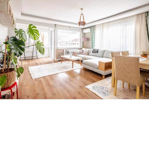 Vibrant Flat with Balcony in Maltepe