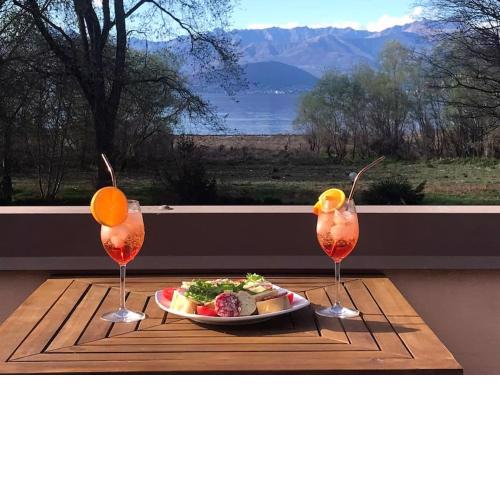 Vic&Sunny's lake view apartment