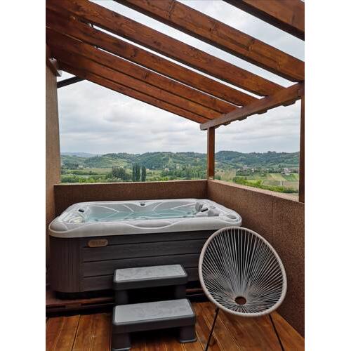 Viksa with Jacuzzi