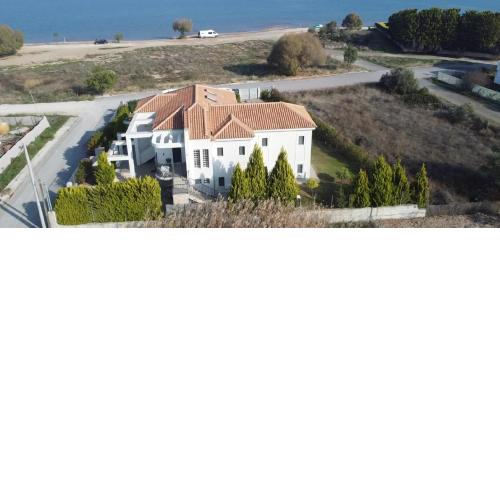 vila george in front of the sea