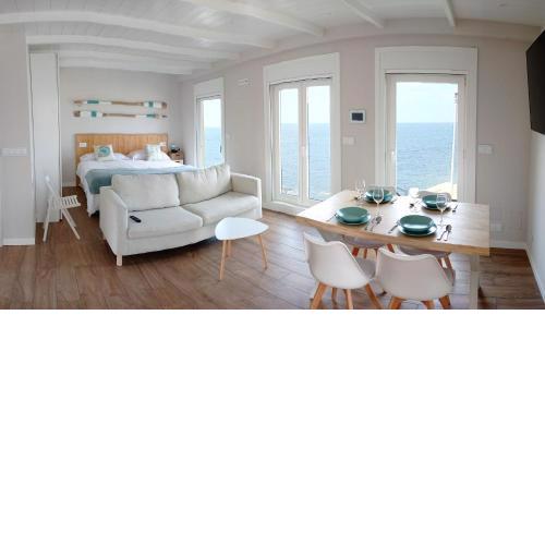 Vila Mariña. Casa marinera con terraza sobre el mar en Caión