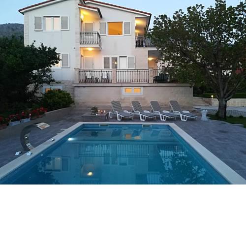Villa 4US with pool, near Split and sea