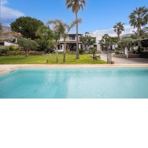 Villa a 300 Mt. dal Mare (Magaggiari) con campo da tennis