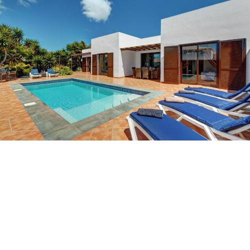 Villa Acebo, 4 Bedrooms, Close to the Beach.