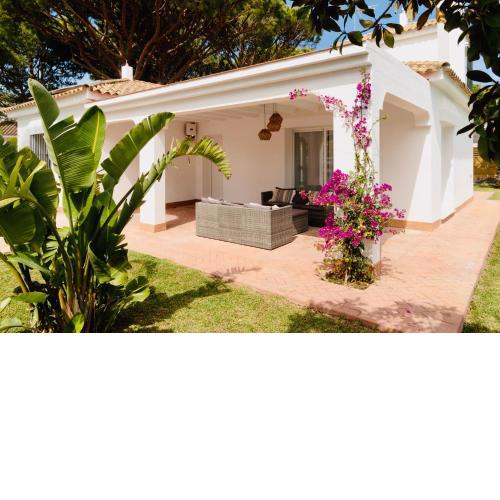 Villa Alemania con Piscina en Urbanización Roche Conil Cádiz Andalucía España