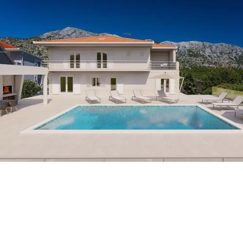 VILLA ALMIC with heated pool, 5 bedrooms, Gaming room, a multi-use playground court
