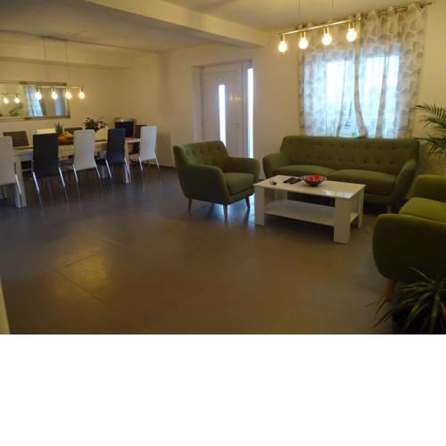 Villa-am-Meer-fuer-12-Personen-mit-Pool