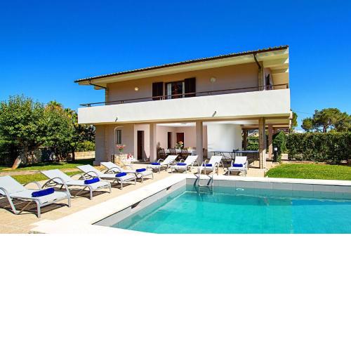 Villa Animeta by Villa Plus