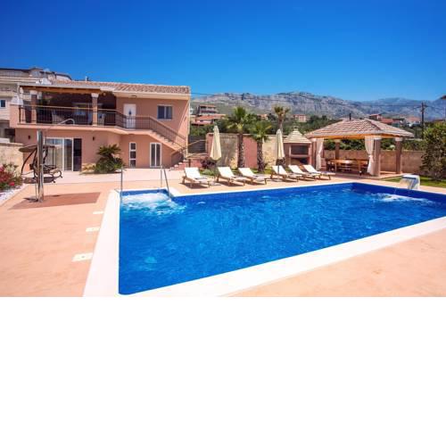 Villa Antura with private heated 50sqm pool, 3 bedrooms, 3 bathrooms, and gym