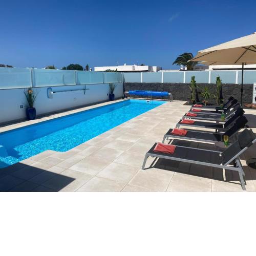 Villa Ashdene - luxury modern villa with large heated pool wifi uk tv bar & BBQ