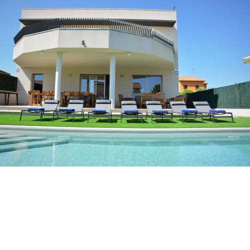 Villa Atlantis 20 min Walk from Beach - 2min drive - Completly new