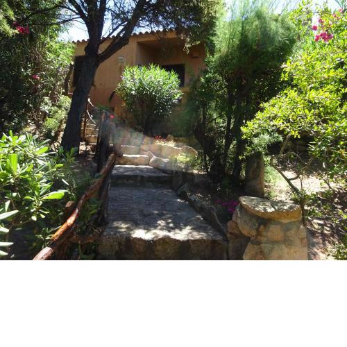 Villa Averla-con giardino tra graniti e mare
