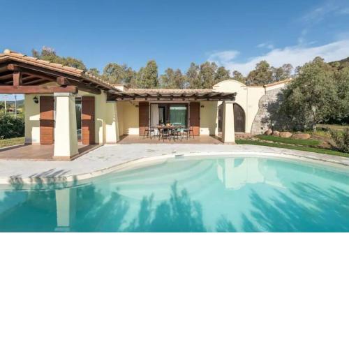 Villa Babajola - Modern and spacious 3 bedroom villa 5 min walk to sandy beach!