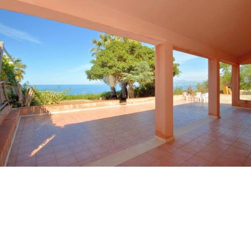 Villa Baialuce a stones throw from the Faraglioni and the Zingaro Reserve