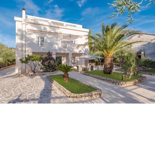 Villa Bella with Pool