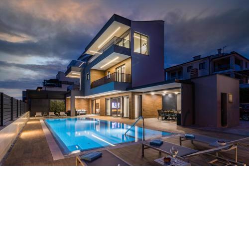 Villa Bellatrix with beach front and sea view