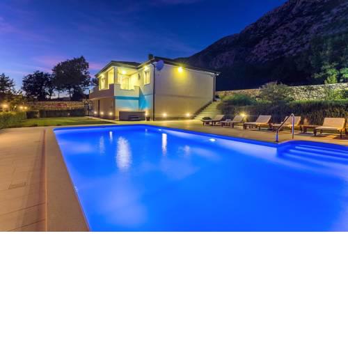 VILLA BEYBE with Jacuzzi, large private pool 50m2, BBQ,free WIFI, 3 bedrooms