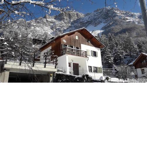 Villa Bianca Bormio garden and parking