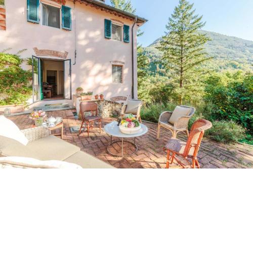 Villa Birdsong, among the Woods in Camaiore